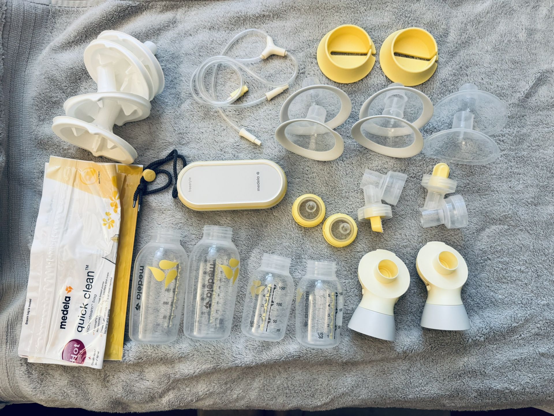 Pre-Owned Medela Freestyle Hands-free Breast Pump With Bag And Accessories