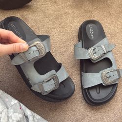 Women’s Size 7 Sandals With Belt Buckle 