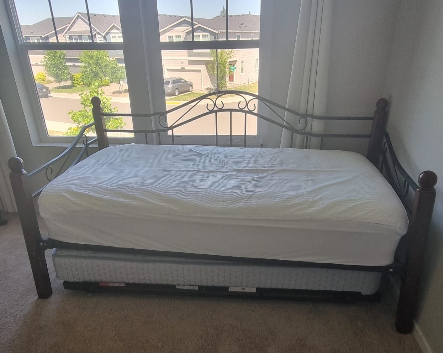 Day Bed / Trundle Bed With Mattresses