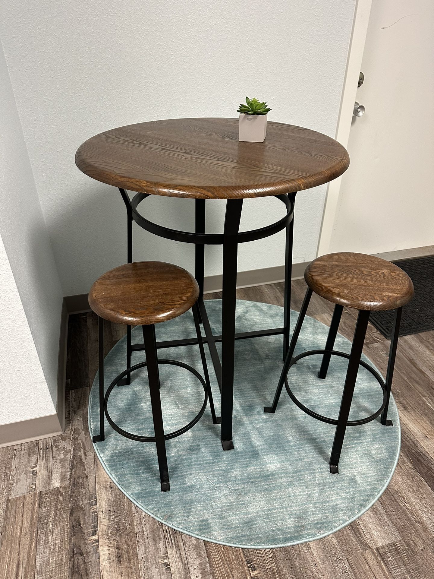 Tall Pub Table With 2 Stools