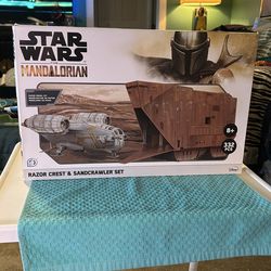 NEW! Mandalorian Collector Paper Model Kit Razor Crest & Sandcrawler