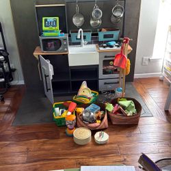 KidKraft Toy Kitchen Set! Great Condition With A Ton Of Accessories.