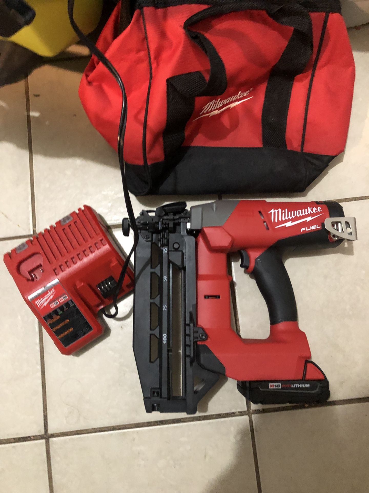 Milwaukee M18 Fuel Cordless 16Ga Brad Nailer Kit