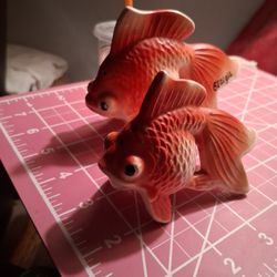 VINTAGE ORANGE &WHITE GOLDFISH SALT & PEPPER SHAKERS 