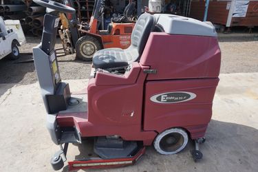 Minuteman Floor scrubber ER32DQP. 20 HRS rider scrubber Eride 28/32