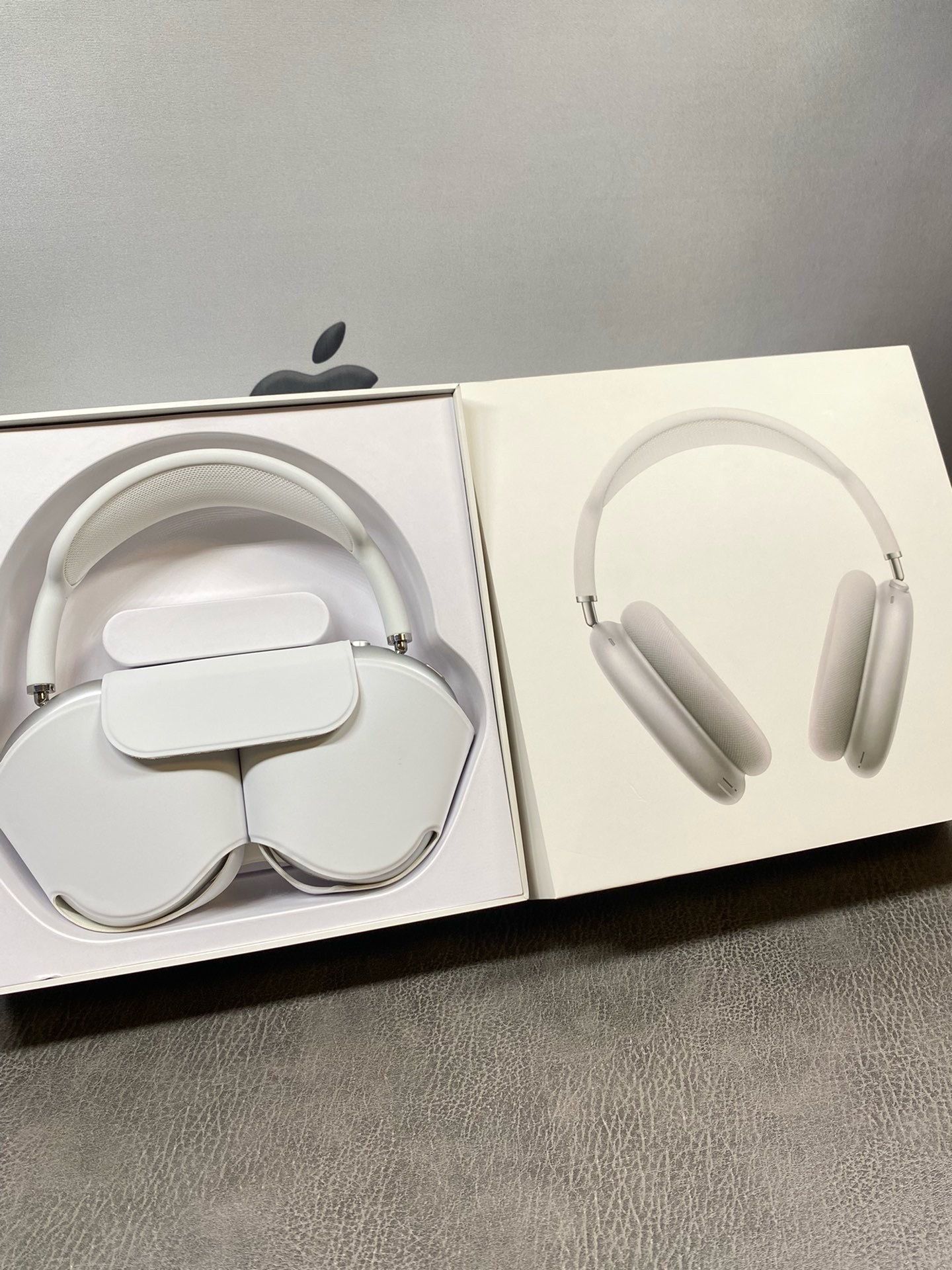 Apple AirPod max silver