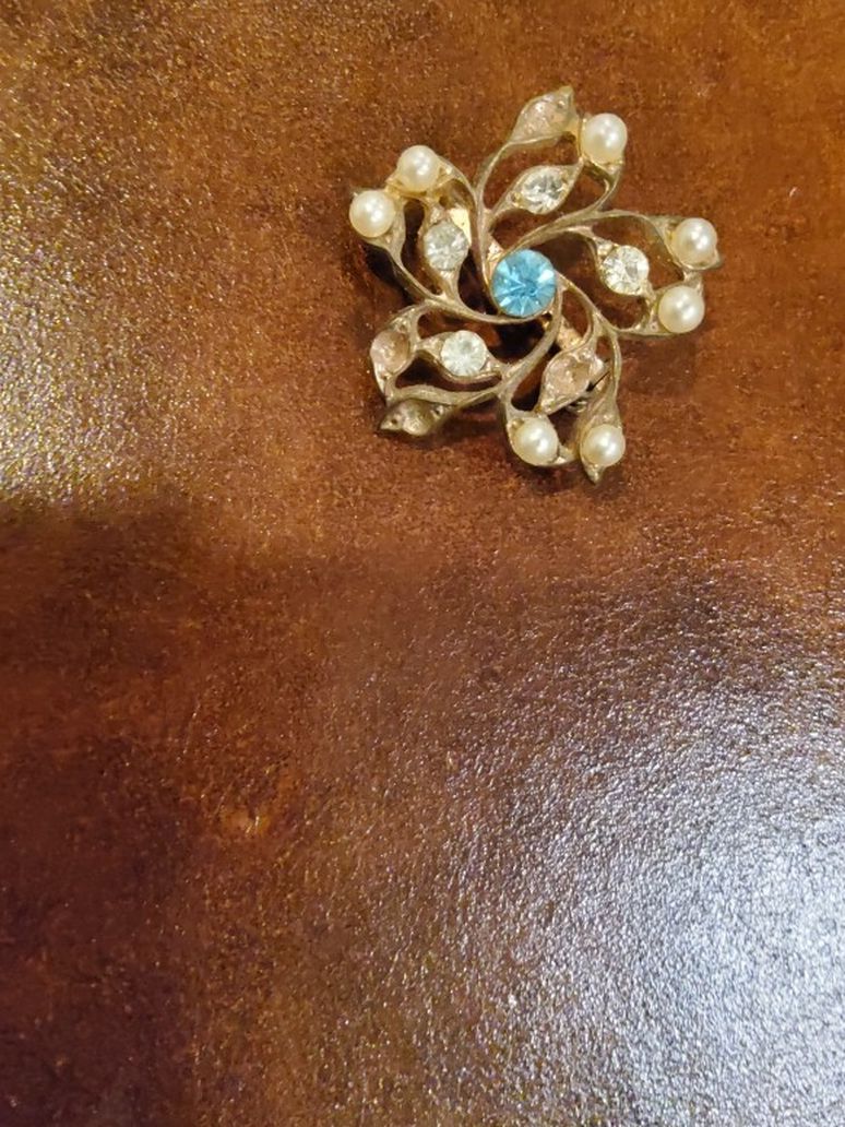 VINTAGE PIN PEARL AND BLUE STONE