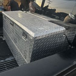 Caja De Erramienta Y Contenedor De Diésel 