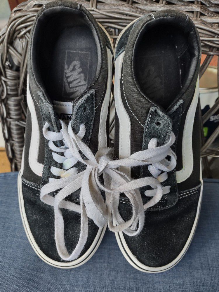 Gently Use Vans Black And White Size 6 Skateboard Tennis Shoes