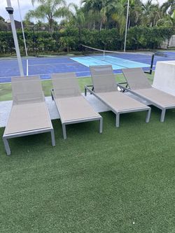 Pool lounges total 4
