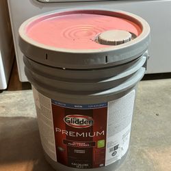 Glidden Premium 5 gallon paint and primer red satin Latex Paint Pintura interior