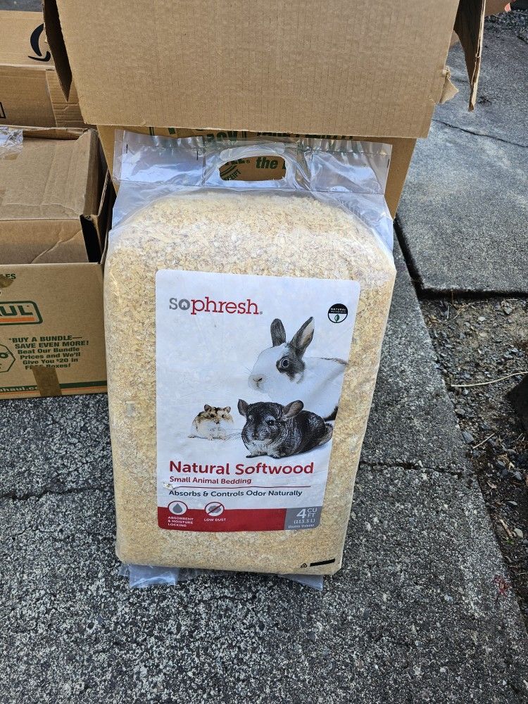 Softwood bedding for a smaller animal