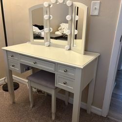 Vanity Table With Lights 