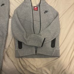 Brand New Boys Nike Tech Fleece Size Large