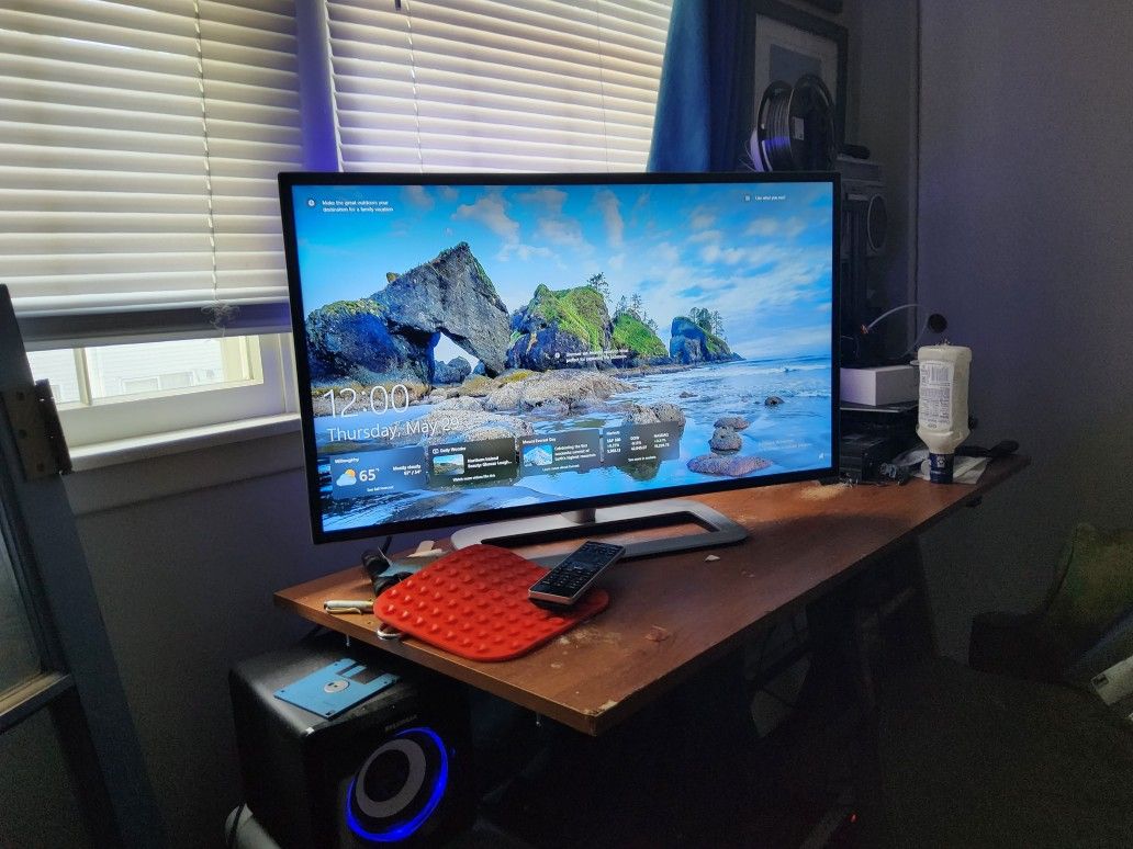 $70 OBO - Like New 32" SMART TV Vizio, With Rear Led Lights