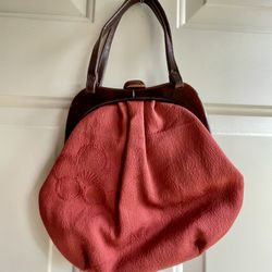 Vintage clam shell closing purse 