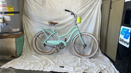 HUFFY brand NEL LUSSO edition 26” single speed, coaster Brake beach cruiser, bicycle, ready to ride as pictured