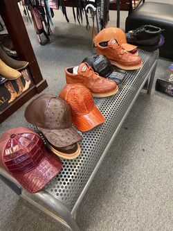 Zapatos y Gorras dé piel exotica