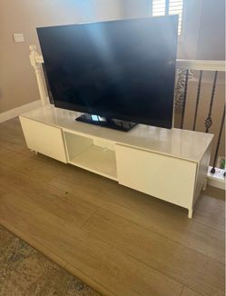 Tv & entertainment center