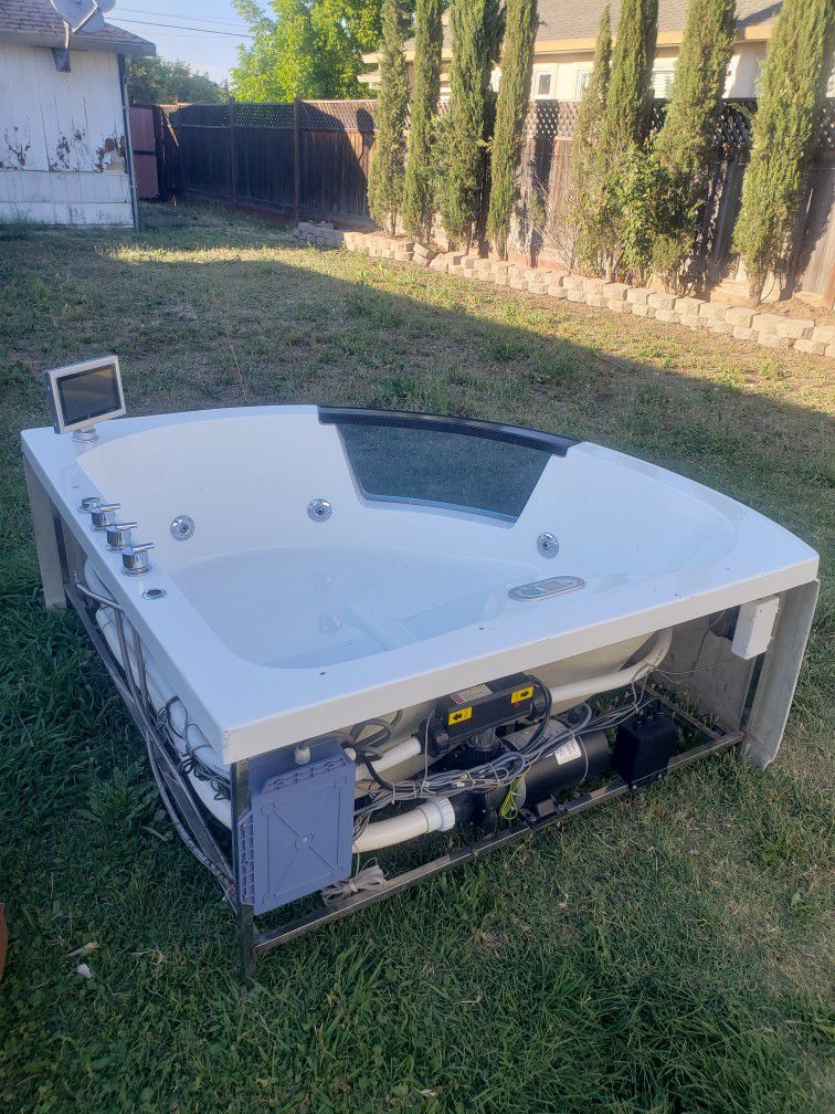 I have a CASCADA 2 person 5ft 5 Inches × 4ft 7 Inches brand new never used Jacuzzi Jacuzzi/ Hot tub
