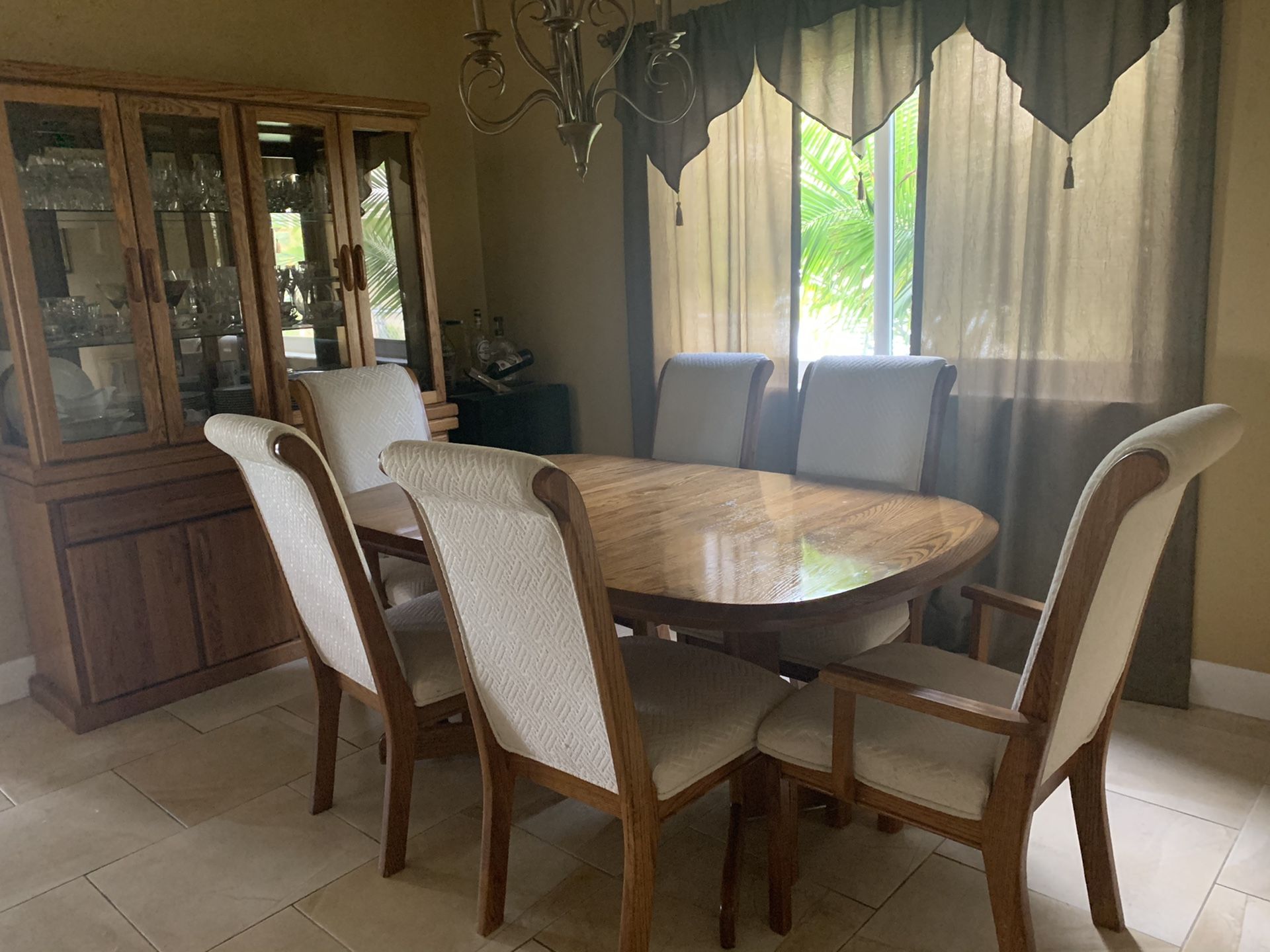 Dining room set with 6 chairs and hutch