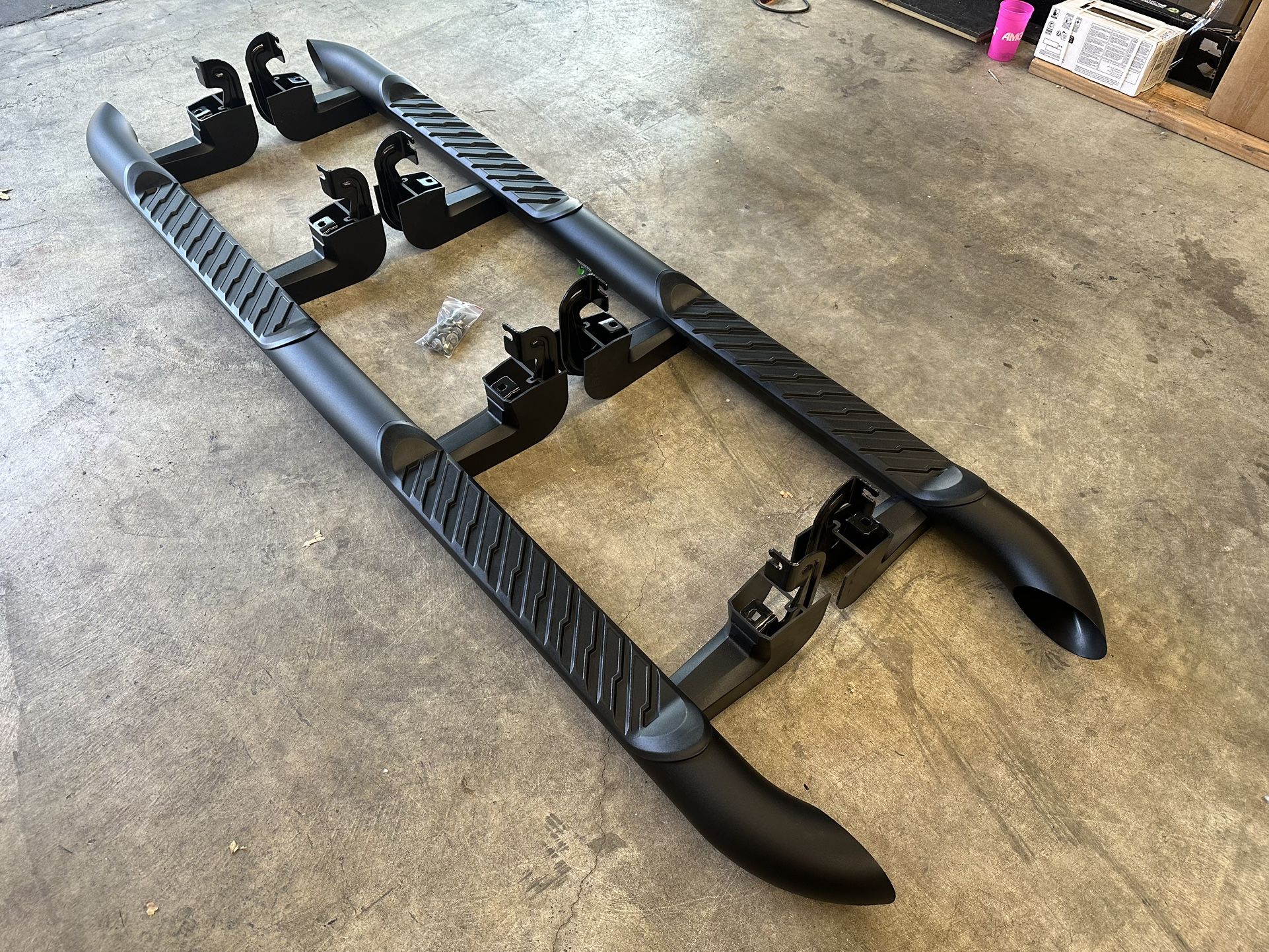 2019 - 2025 Genuine OEM Chevrolet GMC Silverado Sierra 1500 4 Inch Round Assist Steps In Black For Crew Cab Short Box Standard Box