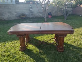 Huge Beautiful Dining Tabel