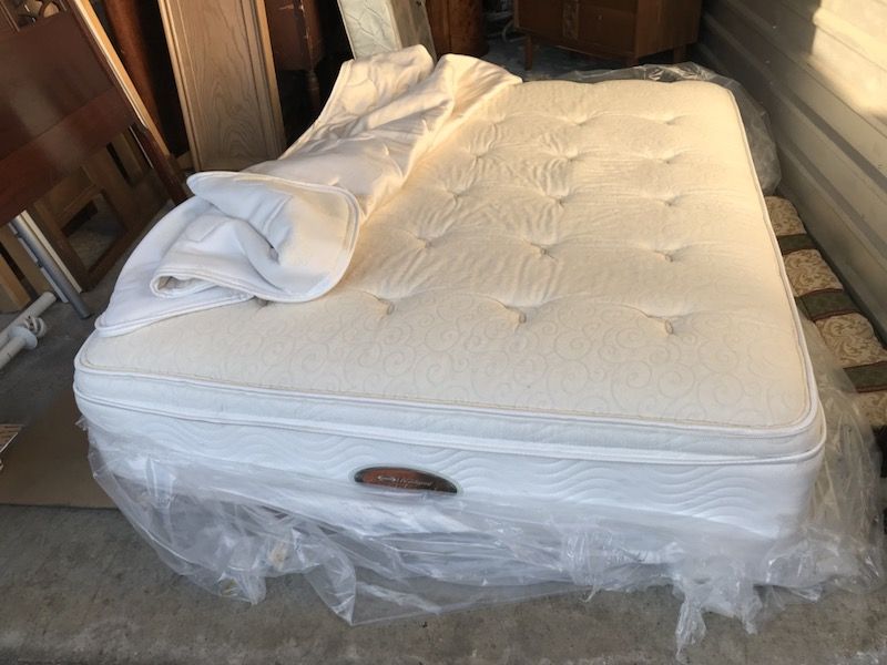 Queen Simmons Beautyrest “Exceptionale” Pillowtop Mattress