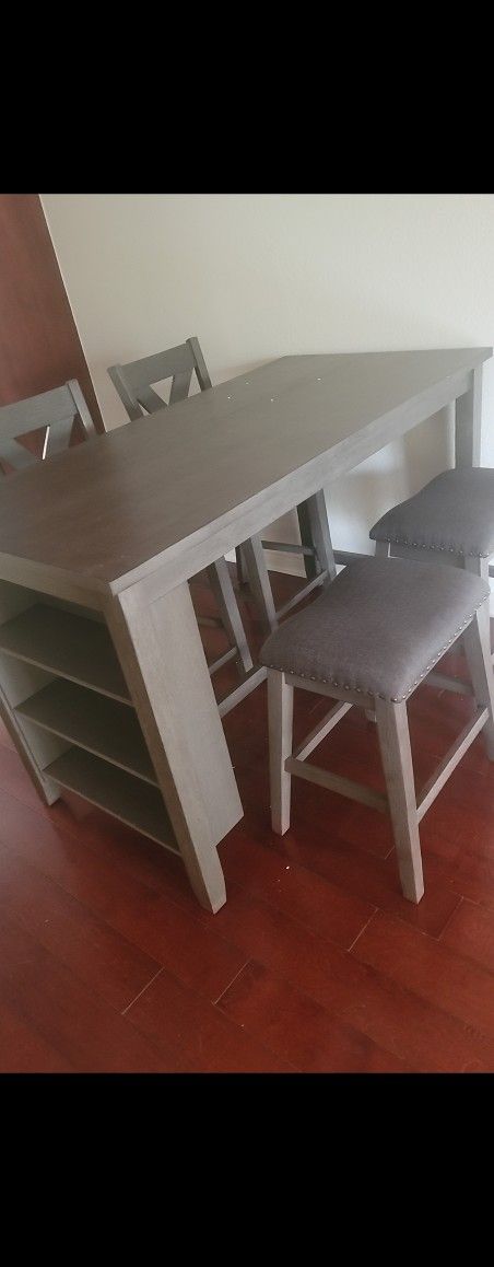 🍽️ Dining Table Set w/ 4 Bar Stools