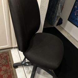 NICE THICK PADDED OFFICE CHAIR WITH HEIGHT ADJUSTMENT AND RECLINE 