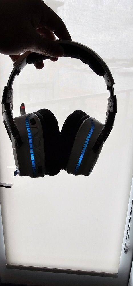 Logitech G935 RGB White Wired And Wireless Gaming Headset.