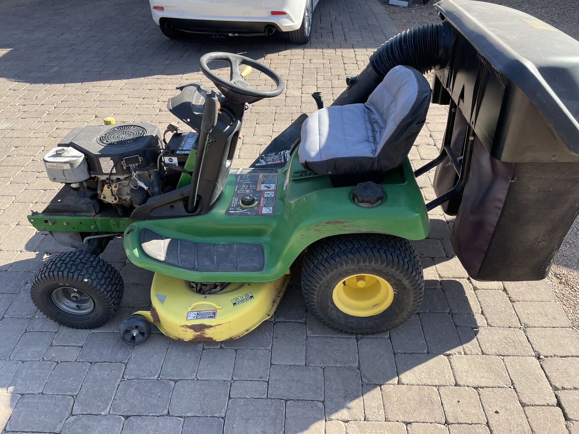 John Deere Riding Lawn Mower TL133