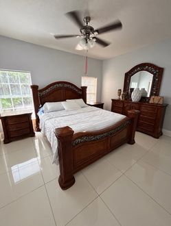 Beautiful Solid Wood Traditional Bedroom Set