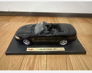 Maisto 1:18 1999 Ford Mustang GT Convertible Black Special Ed