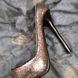 bebe High heel shoe display