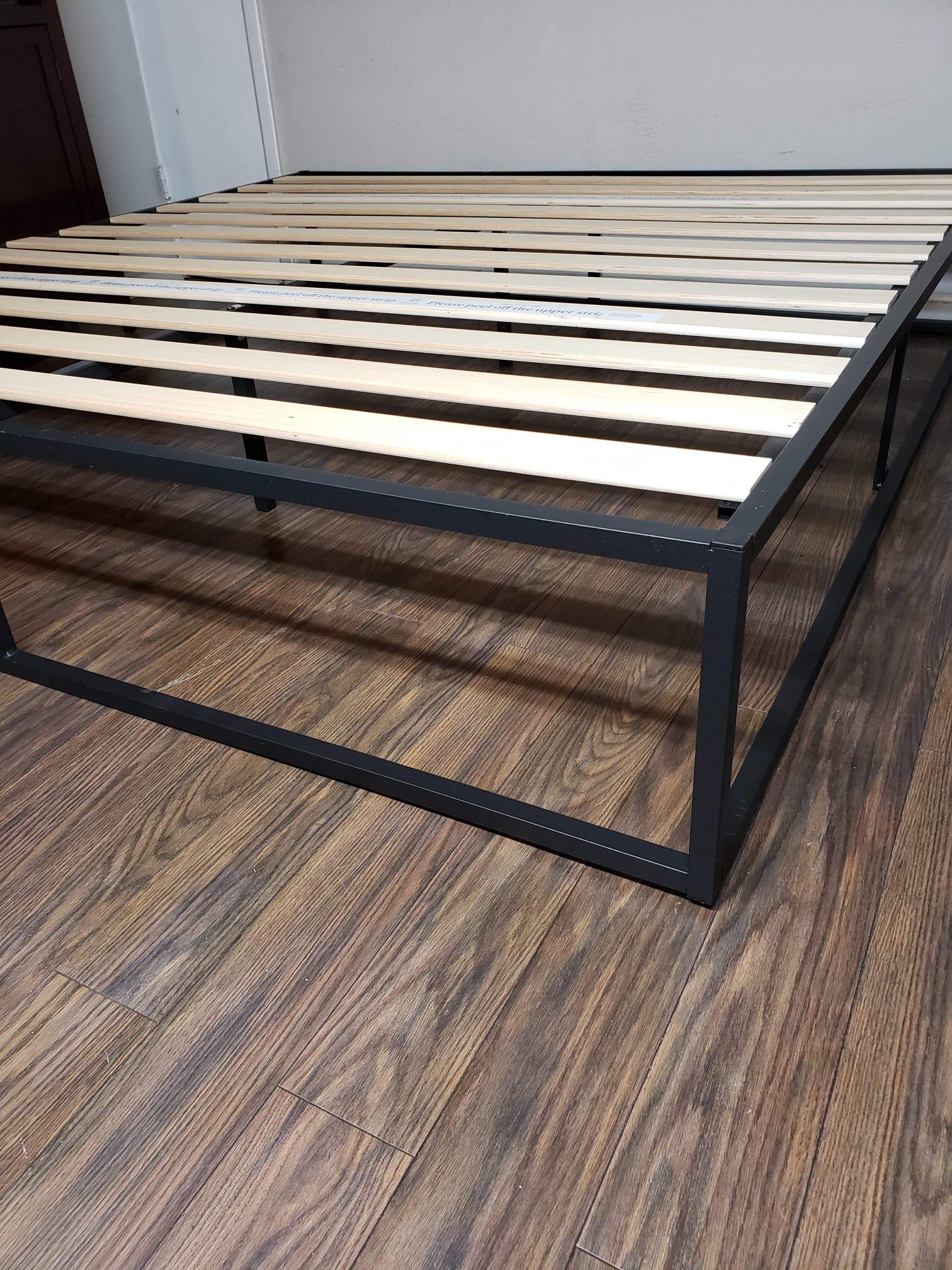 Platform bed frame Queen size. 18 " Tall. New. Free delivery in Modesto$75