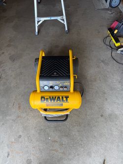 DEWALT Air Compressor, 225-PSI Max, Hand Carry with Wheels, 4-1/2 Gallon (D55146)