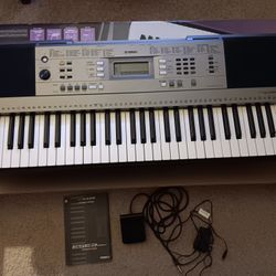 Yamaha Electric Keyboard 