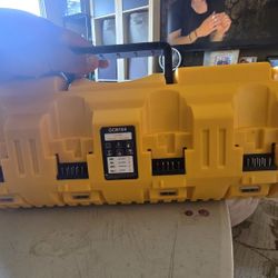 4 Port Charger For Dewalt Batteries THIS IS NOT DEWALT BRAND BUT CHARGES DEWALT BATTERY 