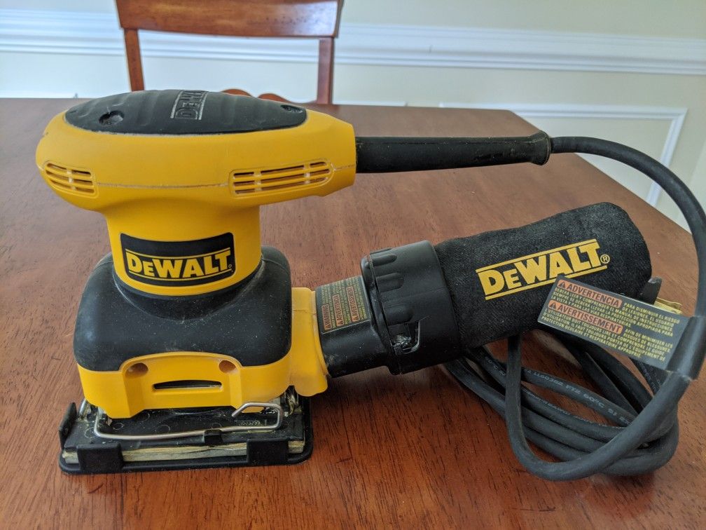 DeWalt Sander - 1/4 sheet sander D26441
