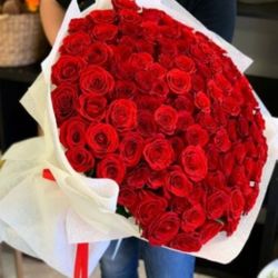 A Stunning Beautiful Bouquet Of 100 Fresh Roses...The Best Romantic Way To Impress Your Love One On This Valentine's Day

100% fresh Rose's... Many co