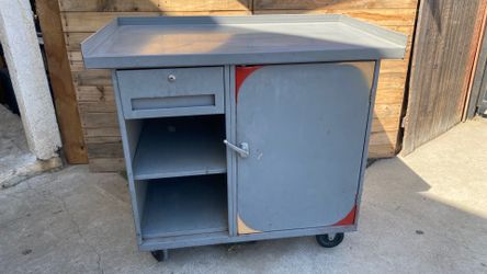 Metal Tool cabinet with wheels