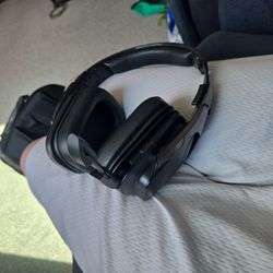 Logitech G935 7.1 Surround RBG Wireless Gaming Headset w/ Mic