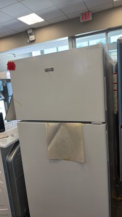 Hot point apartment size fridge