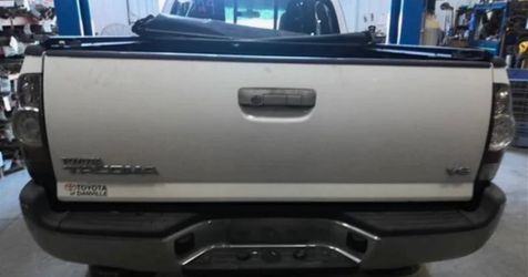 2005-2015 Toyota Tacoma White Tailgate with Backup Camera