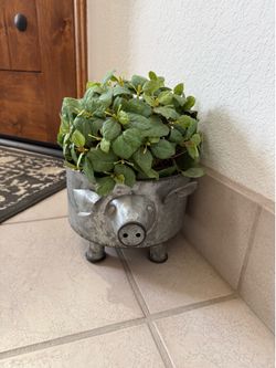 Metal pig planter