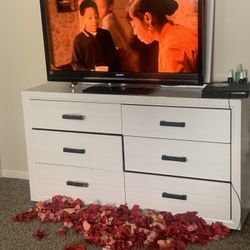 Tv, Dresser, Queen Bed Set 