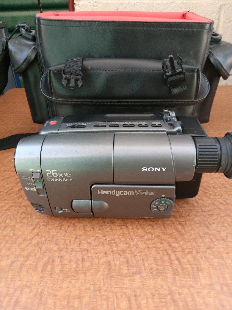 Sony Handycam Vision CCD-TRV22. Fully Functional.