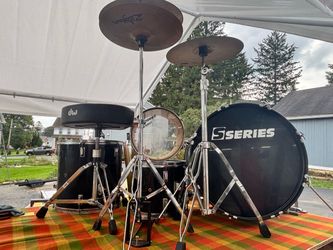 S Series Black Drum Kit with Zildjian Cymbals/High Hat/Throne