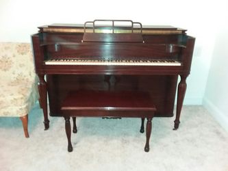 Beautifull piano EXCELENT CONDITION solid wood